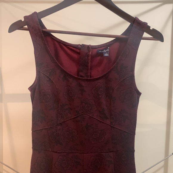 Fit and flare dress with open back - Picture 2 of 6